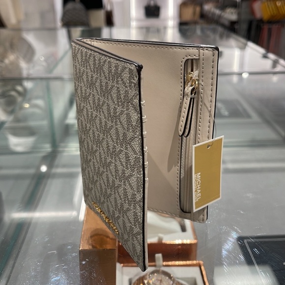 Michael Kors Jet Set Travel Passport Wallet
Light Cream Signature/Golden NWT - Picture 12 of 16